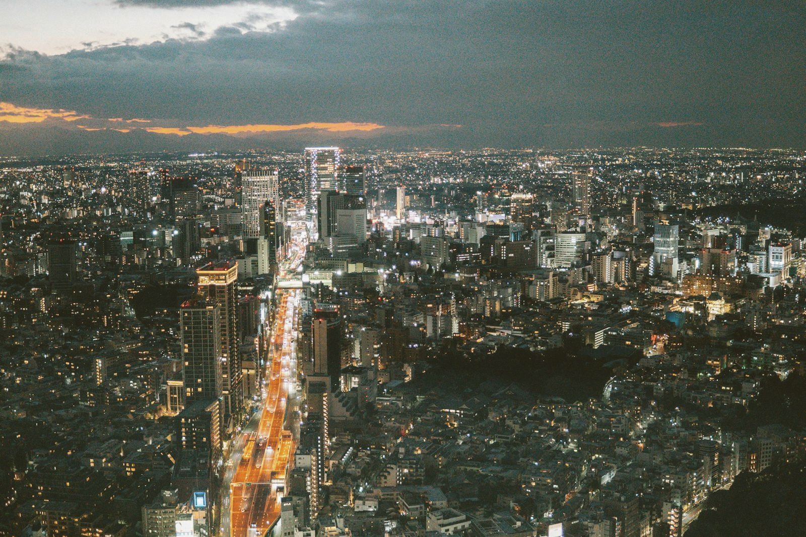 夜の名古屋の街並み